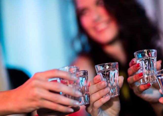 過年買酒注意！有些你覺得口感好的白酒，可能是酒精飲料